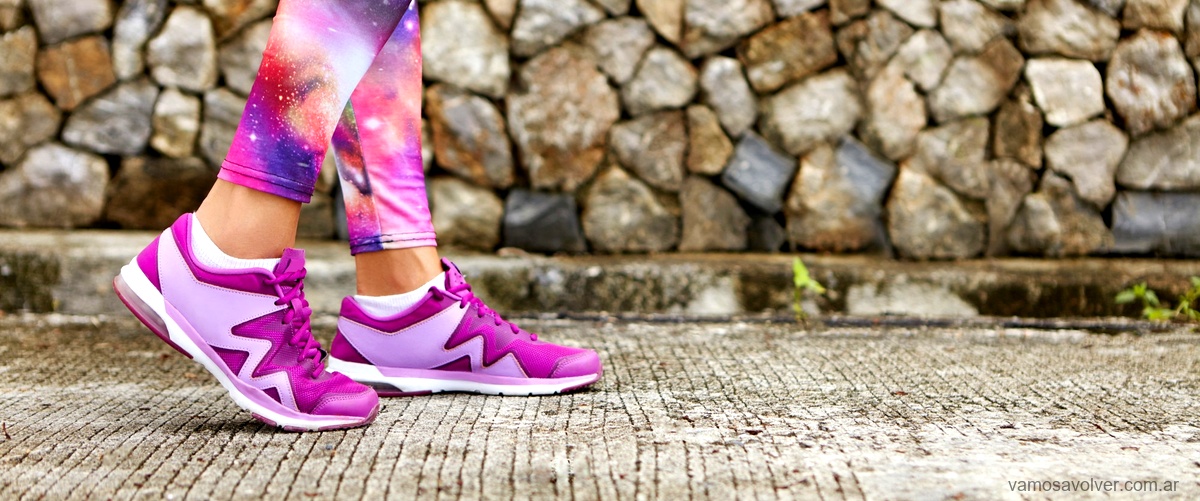 La elegancia del color lila en zapatillas para mujer